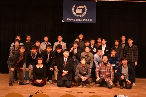 連盟旗と加盟団体メンバーの集合写真